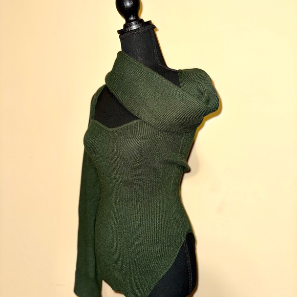 Beautiful Off-shoulder Sweater Top -Like New - Picture 4 of 4